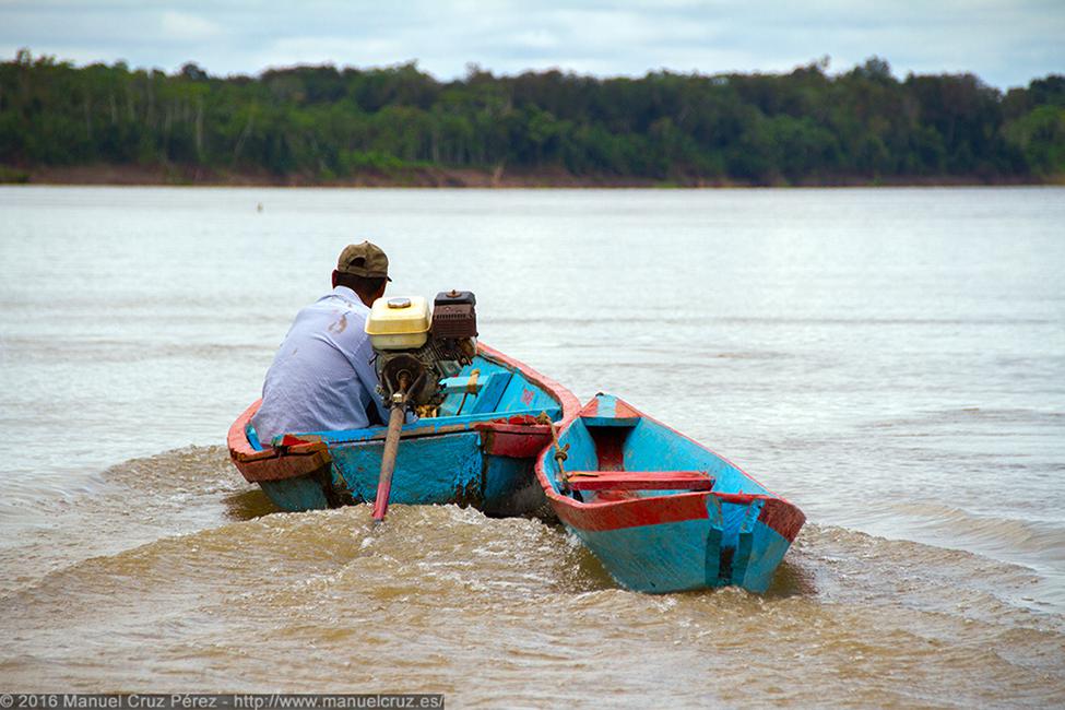 El transporte fluvial más práctico es el peque peque. Río Huallaga.